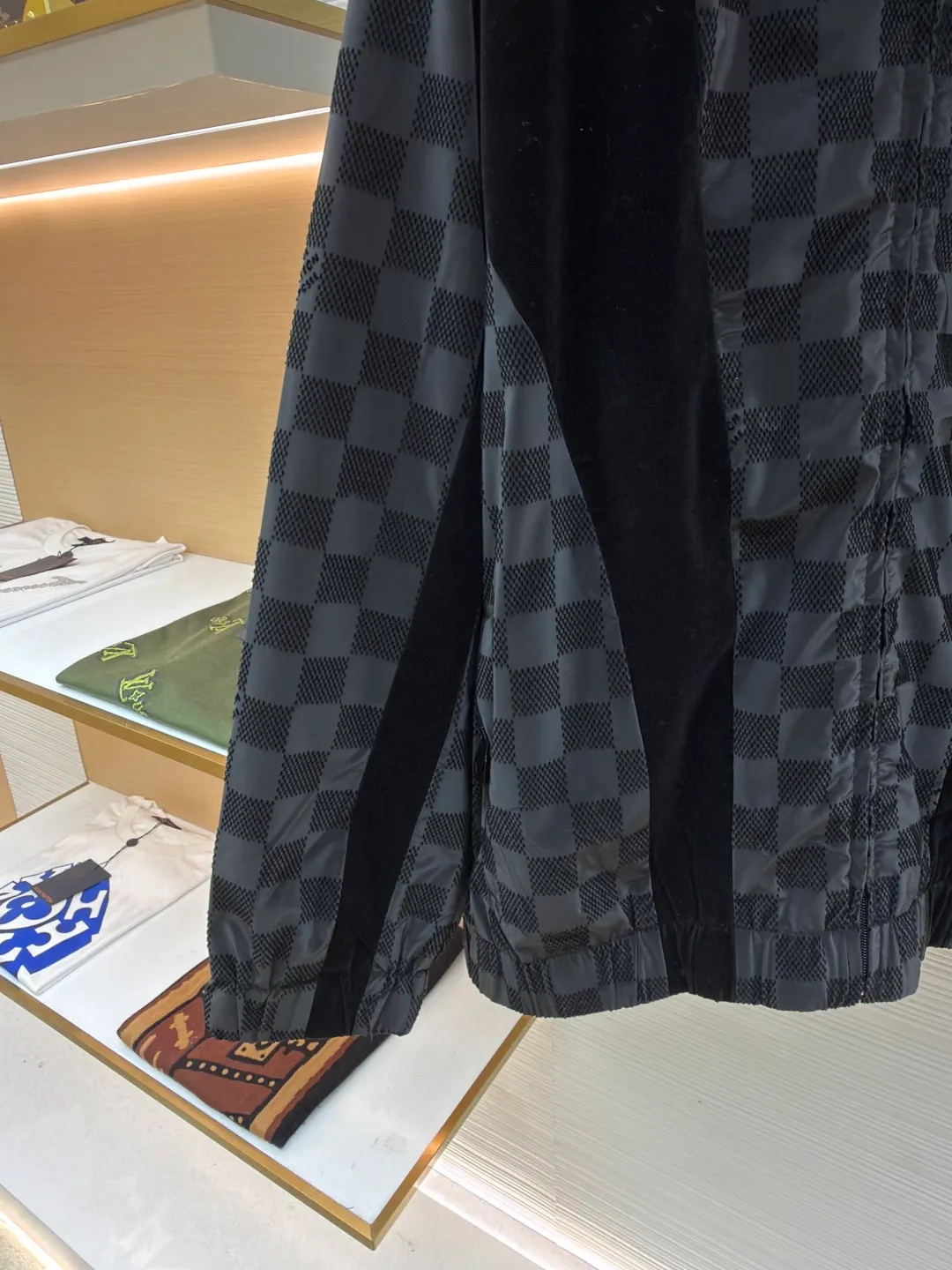 LOUIS VUITTON Checkerboard flocked jacket ●Original version: Purchased and developed by 23613 ●Item number: 1681046-B95 ●Fabric: flocked matte fabric ●Technology: jacquard production ●Version: fitted version ●Weight: about 475 grams ●Size: 46-48-50-52 ●Description: Made of flocked matte Damier pattern integrated into Marque L.Vuitton Déposée Logo, velvet ribbons with rich texture levels, the overall routing is straight and delicate, the fabrics are comfortable and soft, and the colors are consistent with no color difference. It can be matched with the same style to create a fashionable look and control various occasions. Customized accessories, complete with three labels, same style for men and women!
